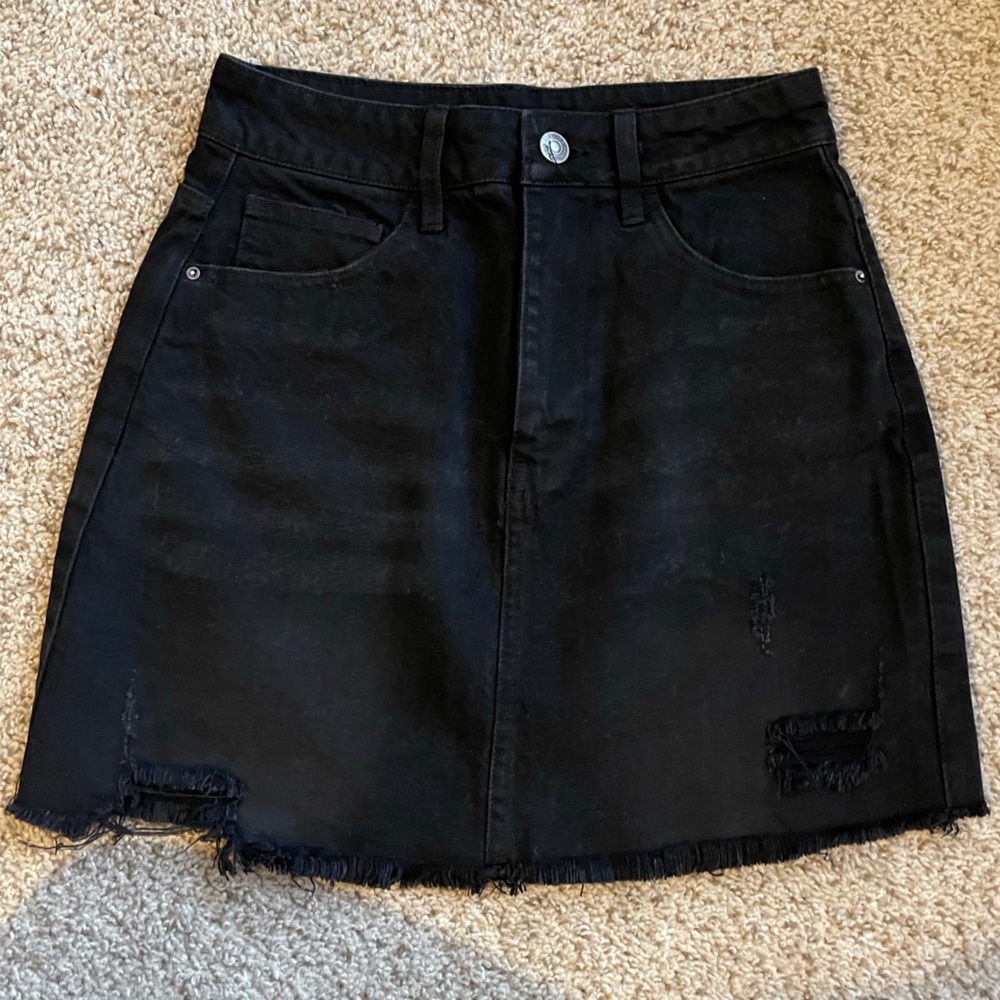 Forever 21 black frayed denim mini skirt. Black. Size small.